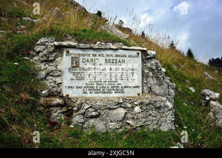 Première Guerre mondiale, PréAlpes de Vénétie, Italie, plateau d'Asiago. Mont Zebio. Une plaque de pierre placée en 2006 à la mémoire de Dario Bezzan médaille d'argent de la première Guerre mondiale. Banque D'Images