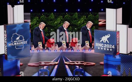 Milwaukee, Wisconsin, États-Unis. 17 juillet 2024. Un montage vidéo de l'ancien président DONALD J. TRUMP dansant entre l'entracte devant le prochain conférencier invité le troisième jour de la Convention nationale républicaine au Forum Fiserv. (Crédit image : © Pat A. Robinson/ZUMA Press Wire) USAGE ÉDITORIAL SEULEMENT! Non destiné à UN USAGE commercial ! Banque D'Images