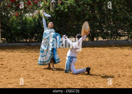 Lima, Pérou - 19 mars 2019 : performance de danse traditionnelle en costumes colorés. Banque D'Images