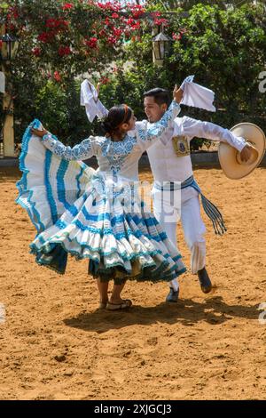 Lima, Pérou - 19 mars 2019 : des danseurs traditionnels péruviens se produisent en costume. Banque D'Images