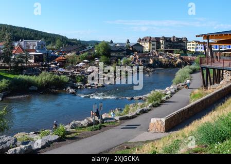 Rivière San Juan qui traverse le centre-ville de Pagosa Springs, Colorado, promenade sur la rivière à droite, les célèbres sources thermales du Springs Resort sur la gauche. Banque D'Images