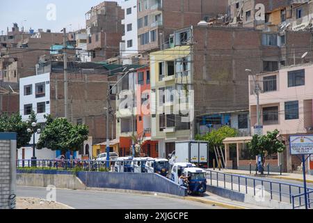 Lima, Pérou - 19 mars 2019 : des taxis attendent les passagers dans un paysage urbain dynamique. Banque D'Images