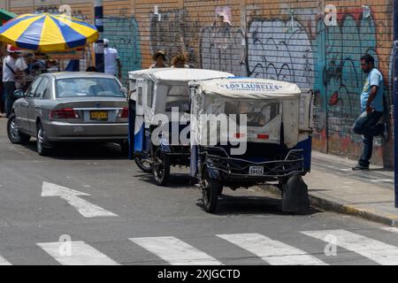 Lima, Pérou - 19 mars 2019 : des pousse-pousse motorisés attendent les passagers. Banque D'Images