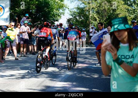 BARCELONNETTE, FRANCE - 18 JUILLET : lors de l'étape 18 de la 111ème édition du Tour de France 2024, une étape de 179 kms avec départ à Gap et arrivée à Barcelonnette le 18 juillet 2024 à Barcelonnette, France, 18/07/2024 Matteo Vercher pour l'équipe Totalenergies et Michal Kwiatowskipour l'équipe Ineos Grenadiers et Victor Campanaerts pour Lotto DSTNY ( photo de Jan de Meuleneir/Pool/GodingImages Banque D'Images