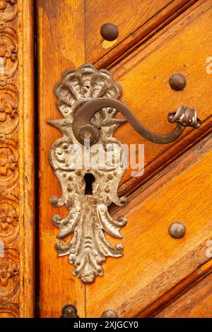 Poignée de porte sur porte en bois avec goujons métalliques dans la vieille ville de Prague en Tchéquie en Europe Banque D'Images