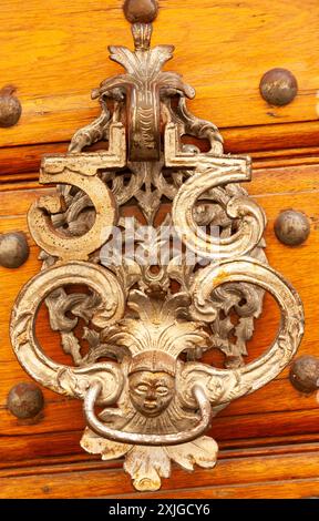Frappeur de porte orné sur porte en bois avec des montants métalliques dans la vieille ville de Prague en Tchéquie en Europe Banque D'Images