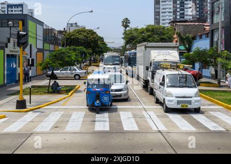 Lima, Pérou - 19 mars 2019 : scène de rue animée avec circulation et piétons à un passage. Banque D'Images