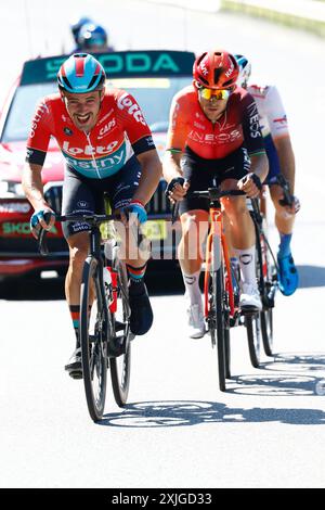 BARCELONNETTE, FRANCE - 18 JUILLET : lors de l'étape 18 de la 111ème édition du Tour de France 2024, une étape de 179 kms avec départ à Gap et arrivée à Barcelonnette le 18 juillet 2024 à Barcelonnette, France, 18/07/2024 Matteo Vercher pour l'équipe Totalenergies et Michal Kwiatowskipour l'équipe Ineos Grenadiers et Victor Campanaerts pour le vainqueur de l'étape Lotto DSTNY ( photo par Jan de Meuleneir/Pool/GodingImages Banque D'Images