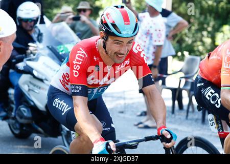 BARCELONNETTE, FRANCE - 18 JUILLET : lors de l'étape 18 de la 111ème édition du Tour de France 2024, une étape de 179 kms avec départ à Gap et arrivée à Barcelonnette le 18 juillet 2024 à Barcelonnette, France, 18/07/2024 Matteo Vercher pour l'équipe Totalenergies et Michal Kwiatowskipour l'équipe Ineos Grenadiers et Victor Campanaerts pour le vainqueur de l'étape Lotto DSTNY ( photo par Jan de Meuleneir/Pool/GodingImages Banque D'Images