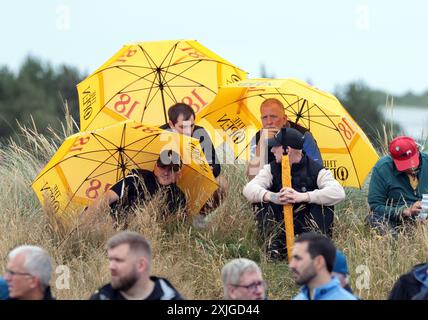 Troon, Royaume-Uni. 18 juillet 2024. Les spectateurs s’abritent lors de la première manche du 152e Open Championship au Royal Troon Golf Club de Troon, en Écosse, le jeudi 18 juillet 2024. Photo de Hugo Philpott/UPI crédit : UPI/Alamy Live News Banque D'Images