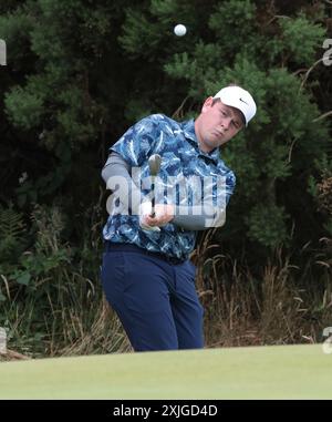 Troon, Royaume-Uni. 18 juillet 2024. L'Anglais Robert McIntyre lance la balle lors de la première manche du 152e Open Championship au Royal Troon Golf Club de Troon, en Écosse, le jeudi 18 juillet 2024. Photo de Hugo Philpott/UPI crédit : UPI/Alamy Live News Banque D'Images