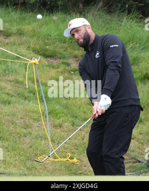 Troon, Royaume-Uni. 18 juillet 2024. L'Espagnol John Rahm lance la balle lors de la première manche du 152e championnat Open au Royal Troon Golf Club de Troon, en Écosse, le jeudi 18 juillet 2024. Photo de Hugo Philpott/UPI crédit : UPI/Alamy Live News Banque D'Images