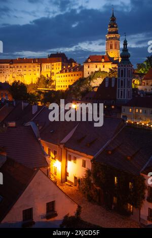 Vue sur le château et l'église de la fabrique Judoc dans la vieille ville de Cesky Krumlov en Bohême du Sud en Tchéquie en Europe Banque D'Images