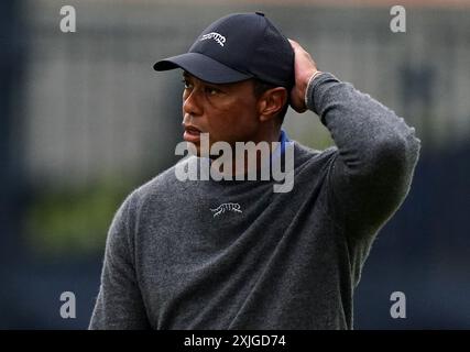 Le Tiger Woods des États-Unis reconnaît la foule après avoir mis le 18e green au cours du premier jour de l'Open à Royal Troon, South Ayrshire, Écosse. Date de la photo : jeudi 18 juillet 2024. Banque D'Images