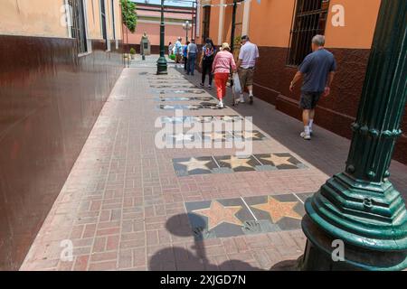 Lima, Pérou - 19 mars 2019 : les touristes marchent le long d'un sentier parsemé d'étoiles, rappelant le Hollywood Walk of Fame. Banque D'Images