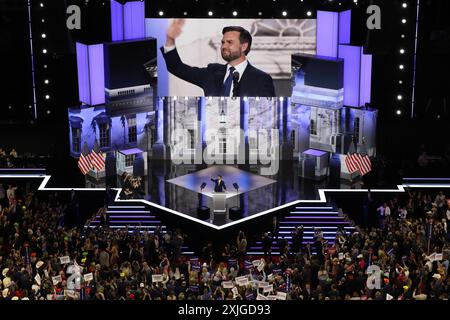 Milwaukee, Wisconsin, États-Unis. 17 juillet 2024. JD VANCE, vice-président républicain désigné fait des vagues à la foule des délégués, des invités et des visiteurs le troisième jour de la Convention nationale républicaine au Forum Fiserv. (Crédit image : © Pat A. Robinson/ZUMA Press Wire) USAGE ÉDITORIAL SEULEMENT! Non destiné à UN USAGE commercial ! Banque D'Images