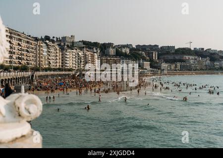 Découvrez le front de mer animé de San Sebastián en Espagne avec ses rives sablonneuses, son atmosphère vibrante et son magnifique paysage urbain côtier Banque D'Images