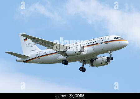 Cirencester, Royaume-Uni. 18 juillet 2024. Airbus A319 OH FBS BMVG L'armée de l'air allemande arrive lors de la Journée des arrivées de Royal International Air Tattoo 2024 à la RAF Fairford, Cirencester, Royaume-Uni, le 18 juillet 2024 (photo de Cody Froggatt/News images) à Cirencester, Royaume-Uni, le 18/07/2024. (Photo de Cody Froggatt/News images/Sipa USA) crédit : Sipa USA/Alamy Live News Banque D'Images