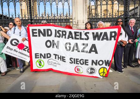 Londres, 18 juillet 2024. Des milliers d’activistes pro-palestiniens forment une chaîne humaine autour du Parlement à Westminster ce soir, exigeant que le nouveau gouvernement arrête les ventes d’armes au gouvernement israélien. Plusieurs députés se joignent à la manifestation, tandis qu'en face, sur la place du Parlement, un groupe israélien proteste à nouveau contre le Hamas et pour la libération des otages palestiniens. Crédit : Imageplotter/Alamy Live News Banque D'Images