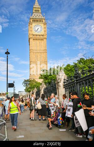 Londres, 18 juillet 2024. Des milliers d’activistes pro-palestiniens forment une chaîne humaine autour du Parlement à Westminster ce soir, exigeant que le nouveau gouvernement arrête les ventes d’armes au gouvernement israélien. Plusieurs députés se joignent à la manifestation, tandis qu'en face, sur la place du Parlement, un groupe israélien proteste à nouveau contre le Hamas et pour la libération des otages palestiniens. Crédit : Imageplotter/Alamy Live News Banque D'Images