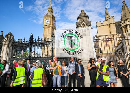 Londres, 18 juillet 2024. Des milliers d’activistes pro-palestiniens forment une chaîne humaine autour du Parlement à Westminster ce soir, exigeant que le nouveau gouvernement arrête les ventes d’armes au gouvernement israélien. Plusieurs députés se joignent à la manifestation, tandis qu'en face, sur la place du Parlement, un groupe israélien proteste à nouveau contre le Hamas et pour la libération des otages palestiniens. Crédit : Imageplotter/Alamy Live News Banque D'Images