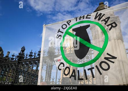 Londres, 18 juillet 2024. Des milliers d’activistes pro-palestiniens forment une chaîne humaine autour du Parlement à Westminster ce soir, exigeant que le nouveau gouvernement arrête les ventes d’armes au gouvernement israélien. Plusieurs députés se joignent à la manifestation, tandis qu'en face, sur la place du Parlement, un groupe israélien proteste à nouveau contre le Hamas et pour la libération des otages palestiniens. Crédit : Imageplotter/Alamy Live News Banque D'Images