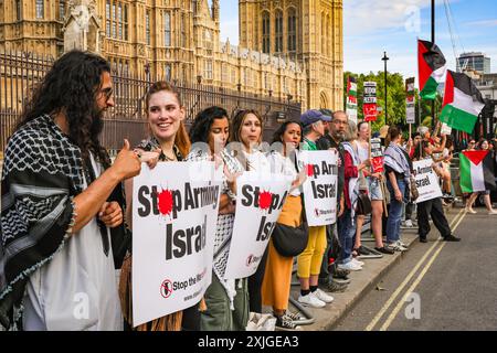 Londres, 18 juillet 2024. Des milliers d’activistes pro-palestiniens forment une chaîne humaine autour du Parlement à Westminster ce soir, exigeant que le nouveau gouvernement arrête les ventes d’armes au gouvernement israélien. Plusieurs députés se joignent à la manifestation, tandis qu'en face, sur la place du Parlement, un groupe israélien proteste à nouveau contre le Hamas et pour la libération des otages palestiniens. Crédit : Imageplotter/Alamy Live News Banque D'Images