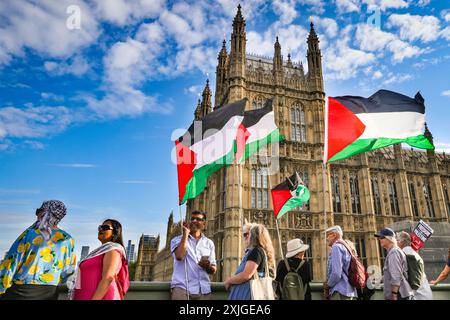 Londres, 18 juillet 2024. Des milliers d’activistes pro-palestiniens forment une chaîne humaine autour du Parlement à Westminster ce soir, exigeant que le nouveau gouvernement arrête les ventes d’armes au gouvernement israélien. Plusieurs députés se joignent à la manifestation, tandis qu'en face, sur la place du Parlement, un groupe israélien proteste à nouveau contre le Hamas et pour la libération des otages palestiniens. Crédit : Imageplotter/Alamy Live News Banque D'Images