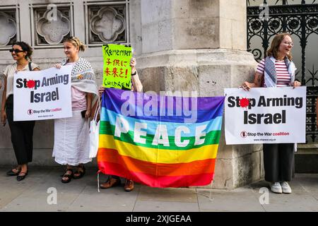 Londres, 18 juillet 2024. Des milliers d’activistes pro-palestiniens forment une chaîne humaine autour du Parlement à Westminster ce soir, exigeant que le nouveau gouvernement arrête les ventes d’armes au gouvernement israélien. Plusieurs députés se joignent à la manifestation, tandis qu'en face, sur la place du Parlement, un groupe israélien proteste à nouveau contre le Hamas et pour la libération des otages palestiniens. Crédit : Imageplotter/Alamy Live News Banque D'Images