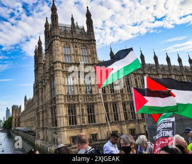 Londres, 18 juillet 2024. Des milliers d’activistes pro-palestiniens forment une chaîne humaine autour du Parlement à Westminster ce soir, exigeant que le nouveau gouvernement arrête les ventes d’armes au gouvernement israélien. Plusieurs députés se joignent à la manifestation, tandis qu'en face, sur la place du Parlement, un groupe israélien proteste à nouveau contre le Hamas et pour la libération des otages palestiniens. Crédit : Imageplotter/Alamy Live News Banque D'Images