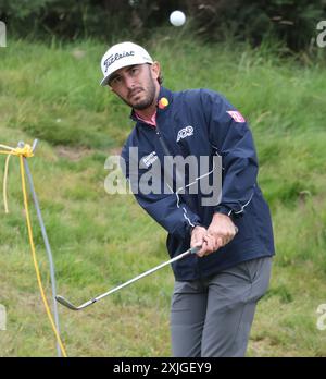 Troon, Royaume-Uni. 18 juillet 2024. L’américain Max Homa lance la balle lors de la première manche du 152e championnat Open au Royal Troon Golf Club de Troon, en Écosse, le jeudi 18 juillet 2024. Photo de Hugo Philpott/UPI crédit : UPI/Alamy Live News Banque D'Images