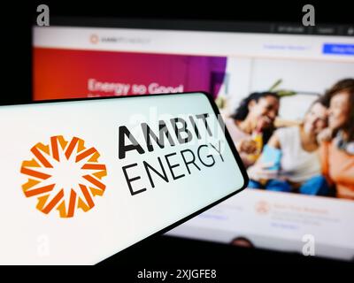 Téléphone portable avec le logo de la société américaine de marketing multi-niveaux Ambit Energy devant le site Web de l'entreprise. Concentrez-vous sur le centre de l'écran du téléphone. Banque D'Images
