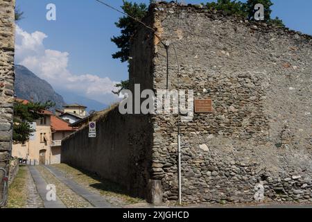 Anciens remparts romains de la municipalité de Susa, ville typique et petite du nord de l'Italie, avec des vestiges de la Rome antique et de l'architecture médiévale. Banque D'Images