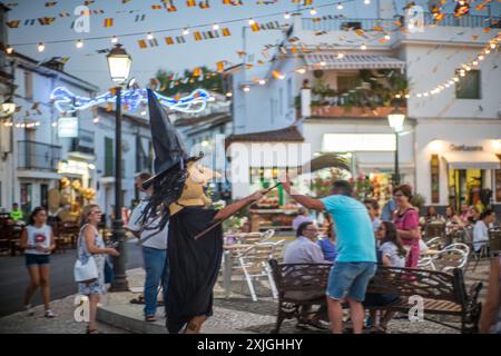 Célébration avec des figures géantes et à grosses têtes à Fuenteheridos, Huelva, Andalousie, Espagne. Culture locale et ambiance de rue animée. Banque D'Images