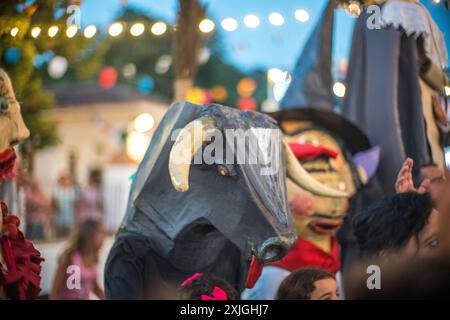 Célébration avec gigantes y cabezudos pendant les festivités à Fuenteheridos, Huelva, Andalousie, Espagne avec des foules et des décorations vibrantes. Banque D'Images