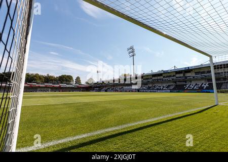 Innenansicht der Sportclub Arena, die in der Sommerpause mit neuem Rasen ausgestattet wurde GER, SC Verl v. FC Schalke 04, Fussball, Testspiel, Spielzeit 2024/2025, 18.07.2024 le Règlement DFL interdit toute utilisation de photographes comme séquences d'images et/ou quasi-vidéo. Foto : Eibner-Pressefoto / Jan Strohdiek Banque D'Images