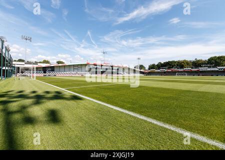 Innenansicht der Sportclub Arena, die in der Sommerpause mit neuem Rasen ausgestattet wurde GER, SC Verl v. FC Schalke 04, Fussball, Testspiel, Spielzeit 2024/2025, 18.07.2024 le Règlement DFL interdit toute utilisation de photographes comme séquences d'images et/ou quasi-vidéo. Foto : Eibner-Pressefoto / Jan Strohdiek Banque D'Images