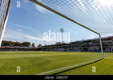 Innenansicht der Sportclub Arena, die in der Sommerpause mit neuem Rasen ausgestattet wurde GER, SC Verl v. FC Schalke 04, Fussball, Testspiel, Spielzeit 2024/2025, 18.07.2024 le Règlement DFL interdit toute utilisation de photographes comme séquences d'images et/ou quasi-vidéo. Foto : Eibner-Pressefoto / Jan Strohdiek Banque D'Images