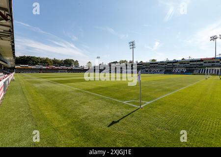 Innenansicht der Sportclub Arena, die in der Sommerpause mit neuem Rasen ausgestattet wurde GER, SC Verl v. FC Schalke 04, Fussball, Testspiel, Spielzeit 2024/2025, 18.07.2024 le Règlement DFL interdit toute utilisation de photographes comme séquences d'images et/ou quasi-vidéo. Foto : Eibner-Pressefoto / Jan Strohdiek Banque D'Images