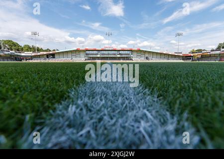 Innenansicht der Sportclub Arena, die in der Sommerpause mit neuem Rasen ausgestattet wurde GER, SC Verl v. FC Schalke 04, Fussball, Testspiel, Spielzeit 2024/2025, 18.07.2024 le Règlement DFL interdit toute utilisation de photographes comme séquences d'images et/ou quasi-vidéo. Foto : Eibner-Pressefoto / Jan Strohdiek Banque D'Images