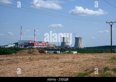 Les grandes tours de refroidissement des centrales nucléaires sont hautes au loin par une journée ensoleillée. Banque D'Images