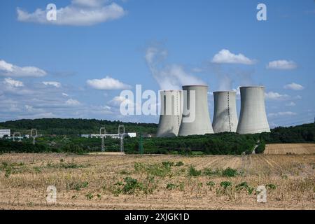 Quatre grandes tours de refroidissement de centrales nucléaires rejetant de la vapeur dans l'atmosphère. Banque D'Images