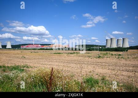 Les grandes tours de refroidissement des centrales nucléaires sont hautes au loin par une journée ensoleillée. Banque D'Images