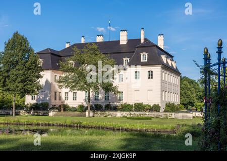 Cottbus, Allemagne. 18 juillet 2024. Le soleil du soir brille sur le château dans le parc Branitz Prince Pückler. Le service météorologique allemand prévoit des températures de plus de 30 degrés Celsius pour le sud du Brandebourg dans les prochains jours. Crédit : Frank Hammerschmidt/dpa/Alamy Live News Banque D'Images