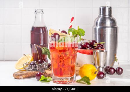 Cocktail rafraîchissant d'été avec jus de cerise de cola. Limonade au cola cerise ou mojito Banque D'Images