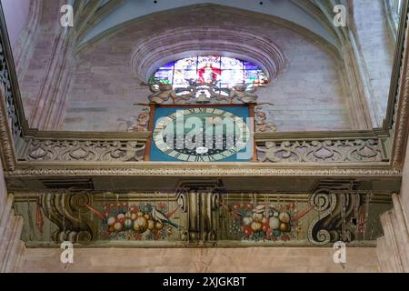 Astorga, Espagne - 4 juin 2023 : une vue détaillée du cadran complexe de l'horloge dans la cathédrale de Santa Mara de Astorga, mettant en valeur son design orné Banque D'Images