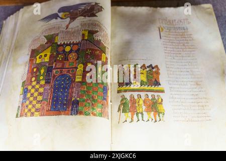 Astorga, Espagne - 4 juin 2023 : une page manuscrite détaillée et enluminée du musée de la cathédrale Santa Maria de Astorga présentant une ville vibrante Banque D'Images