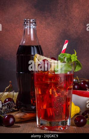 Cocktail rafraîchissant d'été avec jus de cerise de cola. Limonade au cola cerise ou mojito Banque D'Images