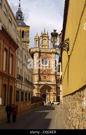 Astorga, Espagne - 3 juin 2023 : une charmante rue d'Espagne avec des bâtiments historiques mène à la cathédrale de Santa Maria de Astorga. ECLAIRAGE de la lumière du soleil Banque D'Images