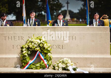 Groesbeek, pays-Bas. 18 juillet 2024. Gardes d’honneur vus lors de la cérémonie au cimetière canadien lors de la troisième journée de marche des Marches des 4days. Le cimetière contient les tombes de 2 619 soldats morts pendant la seconde Guerre mondiale. Les marcheurs se tiennent devant la Croix du sacrifice, une croix faite de pierre de Portland avec une épée en métal sur le dessus. Cette année marque le 80e anniversaire d'un raid aérien de grande envergure à Groesbeek dans le cadre de l'opération Market Garden. Crédit : SOPA images Limited/Alamy Live News Banque D'Images